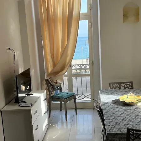 Luna, Sea View *
